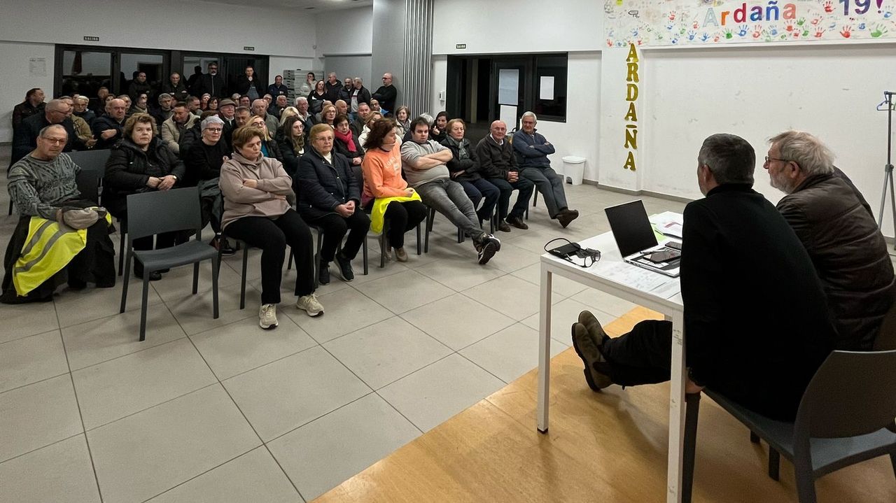 Vecinos de Ardaña se reúnen contra la línea del parque eólico de Bustelo-Baralláns