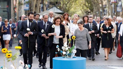 Ofrenda floral en el mosaico de Joan Mir de La Rambla de Barcelona.