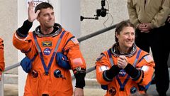 Reid Wiseman  y Christina Koch, con los trajes antes de partir en el Artemis 2