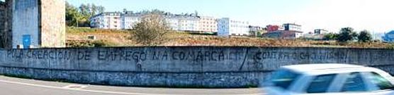 Pintadas en las paredes de la Sicar en favor del empleo en la comarca y contra la especulaci�n urban�stica.