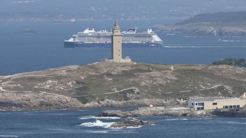 Uno de los cruceros abandonando la ciudad de A Coru�a