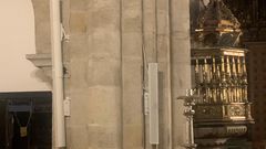 Ejemplo de cmo se han distribuido y anclado los nuevos altavoces en el interior de la Catedral de Lugo