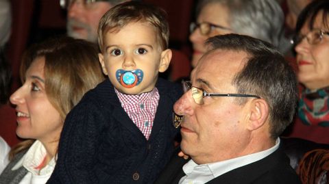 O Barco se rindi al botelo.Javier Careca, el pregonero, con su nieto