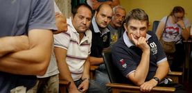 Tras concentrarse en el exterior de la casa consistorial de Rianxo, los armadores mantuvieron una tensa reuni�n en el sal�n de plenos. 