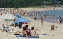 Pese a la afluencia de ba�istas, las playas siguen sin tener socorristas (en la foto, Coroso el domingo). 