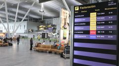 Acividad en la zona de salidas del aeropuerto de Santiago-Rosal�a de Castro