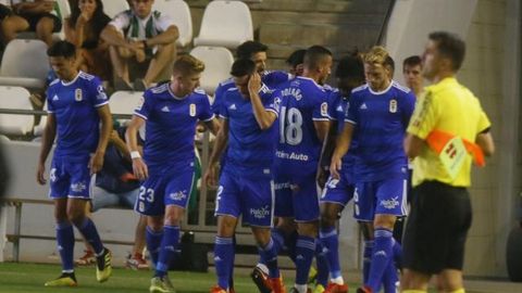 Los jugadores del Real Oviedo en un momento del partido contra el C�rdoba
