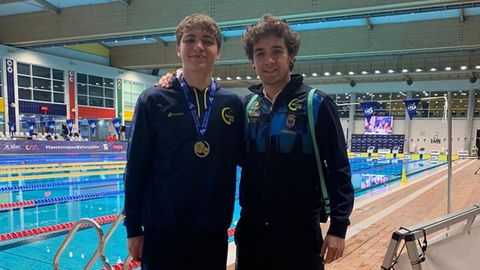 Manuel Pérez (izquierda) posa con su medalla de oro junto a su entrenador Carlos Brión en el campeonato de España júnior.
