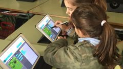 Imagen de archivo de alumnas de primaria del CEIP Ponte dos Brozos, en Arteixo, programando con la versi�n educativa del videojuego Minecraft