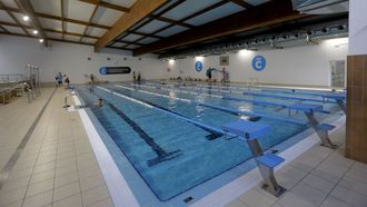 Vista de la piscina municipal de Riazor, que cuenta con seis calles
