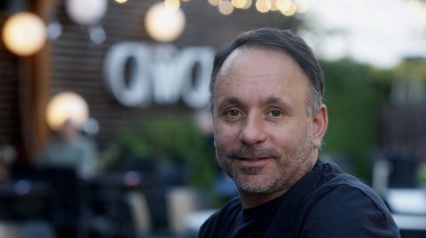 Roberto Eireos na terraza do Awa, o seu local actual, que acaba de cumprir dez anos