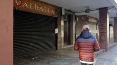 Las dos puertas del Valhalla, este viernes con las persianas bajadas y letreros que advierten que el local est� precintado 