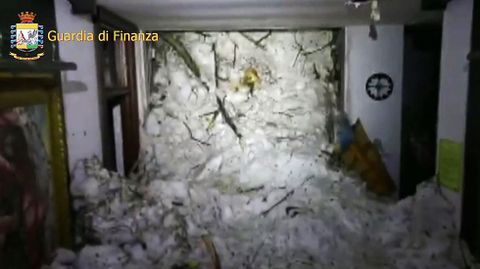 Im�genes del interior del hotel Rigopiano, en los Abruzos, sepultado por un alud de nieve