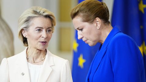 La presidenta de la Comisin Europea, Ursula von der Leyen, conversa con la primera ministra danesa, la socialdemcrata Mette Frederiksen
