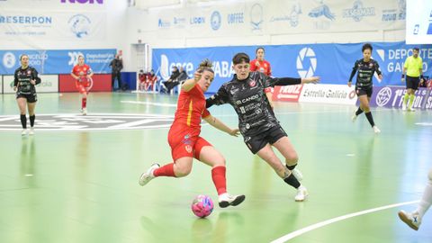 Chuli y Ant�a P�rez en el partido ante el Castro