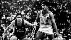 Drazen Petrovic vota el bal�n ante la presencia del jugador del Barcelona Solozabal