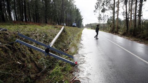 Postes del tendido eléctrico seguían el martes por el suelo en Trazo
