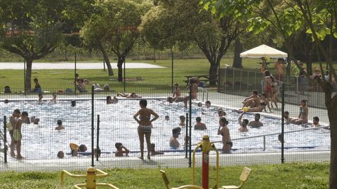 Este era el ambientazo de la piscina en Chantada 