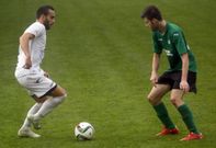 El extremo boirista (de blanco) durante el partido de esta temporada frente al Mugardos. 