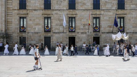 Celebracin del Corpus en Ourense. Alfombras florales en el claustro barrroco de Celanova con los nios de la primera comunin.