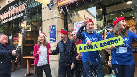 La familia que regenta la administraci�n de la calle Jovellanos en Oviedo celebrando el premio gordo de la Loter�a de Navidad