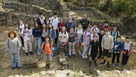 Los alumnos, acompa�ados por los profesores Xulio Iglesias y Quique Fern�ndez, hicieron una parada en el castro de Santom�
