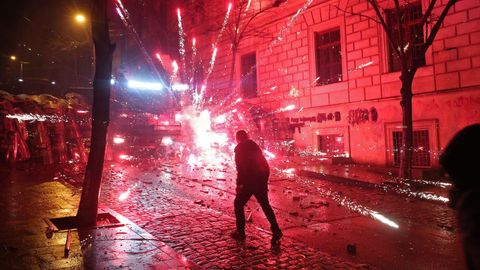 Manifestantes georgianos, este domingo lanzando fuegos artificiales a la polica.