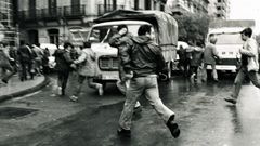 Manifestantes huyen de una carga policial durante la Transicin espaola (1975-1982)