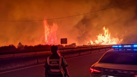 La Guardia Civil, desplegada en el fuego de Pentes, en A Gudia