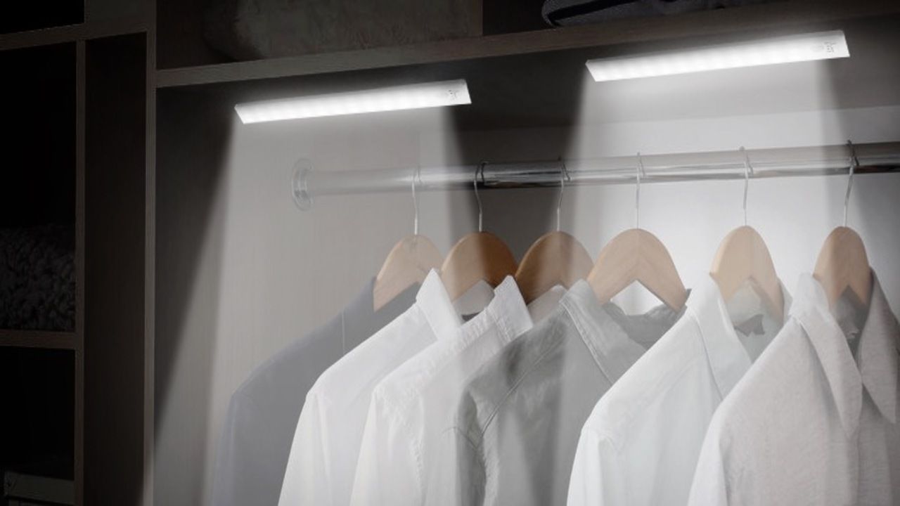 Las luces con sensor que muchos pegan en escaleras y armarios para no encender la luz del techo nunca más
