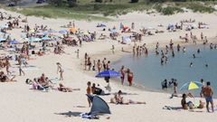 La playa de Donios, ayer, llena de gente por las altas temperaturas