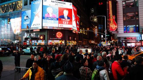 Seguimiento de la noche electoral en Times Square, Nueva York. 