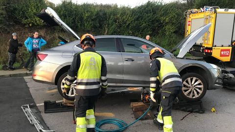 Motorista herido tras quedar atrapado debajo de un coche en Avils