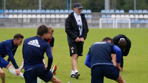 Anquela Real Oviedo Requexon Horizontal.Anquela durante el entrenamiento en El Requexon