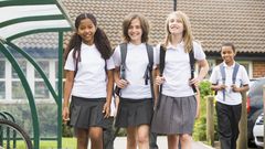 Ni�os con uniforme escolar