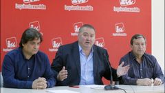 El coordinador general de IU-Asturias, Ram�n Arg�elles (c), junto al secretario de organizaci�n, Alejandro Su�rez (i), y el responsable de Econom�a, Fernando D�az Ra��n (d), durante la rueda de prensa que ofrecieron hoy en Oviedo. IU-Asturias no impedir� que sus militantes participen en el refer�ndum convocado por la direcci�n federal, cuya votaci�n presencial se celebrar� el pr�ximo domingo, pero exigir� que la decisi�n final sobre la pol�tica de alianzas para las elecciones municipales y auton�micas respete el resultado de la consulta que celebrar� a nivel regional en las pr�ximas semanas