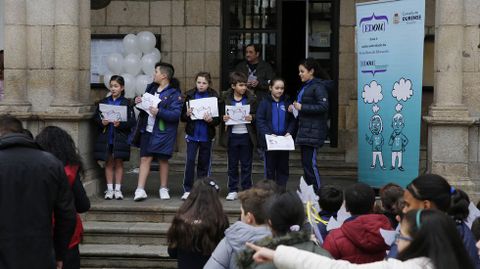 Paz Ourense.Lectura de manifiesto y suelta de globos en la praza Maior de Ourense