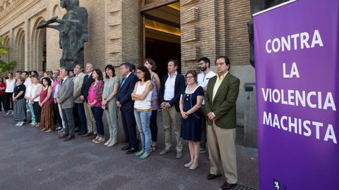 Miembros del Ayuntamiento de Zaragoza se concentran este mediod�a en se�al de repulsa por el asesinato de una mujer
