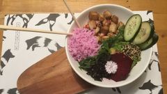 Un planto de poke servido en un restaurante coru��s 