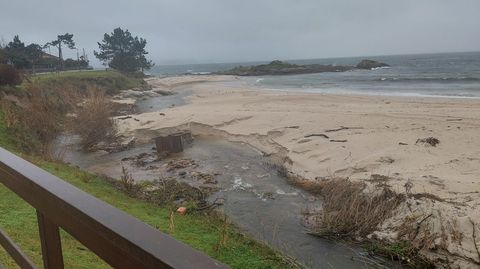 El temporal derrib� la torre de los socorristas de Areas, en Sanxenxo, porque el r�o s llev� la arena de su base