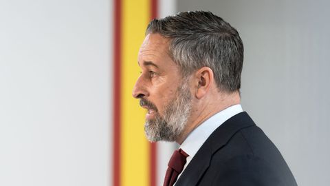 El l&iacute;der de Vox, Santiago Abascal, este lunes durante una rueda de prensa en la sede de la formaci&oacute;n.