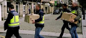 Agentes del Cuerpo Nacional de Polic�a (en la foto, en Ponteareas) se llevaron documentaci�n tras realizar registros en seis localidades gallegas.