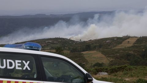 El fuego afecta a una zona elevada, en A Capela