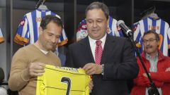 Manjar�n recibe las camisetas para los veteranos en marzo del 2014