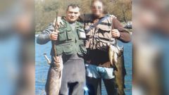 Manuel Prado Vzquez (izquierda), junto a un amigo, en una de sus amadas jornadas de pesca.