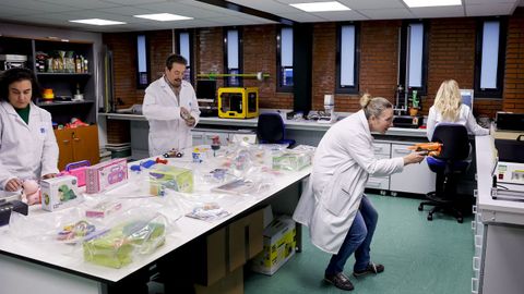 El laboratorio analiza al a�o entre 100 y 150 modelos de juguetes. Para ello cuentan con unas m�quinas universales. Entre ellas, la que prueba la velocidad y la fuerza de los proyectiles de las pistolas de pl�stico.