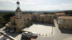 Vista de la Praza do Concello, con el centro de salud a la derecha