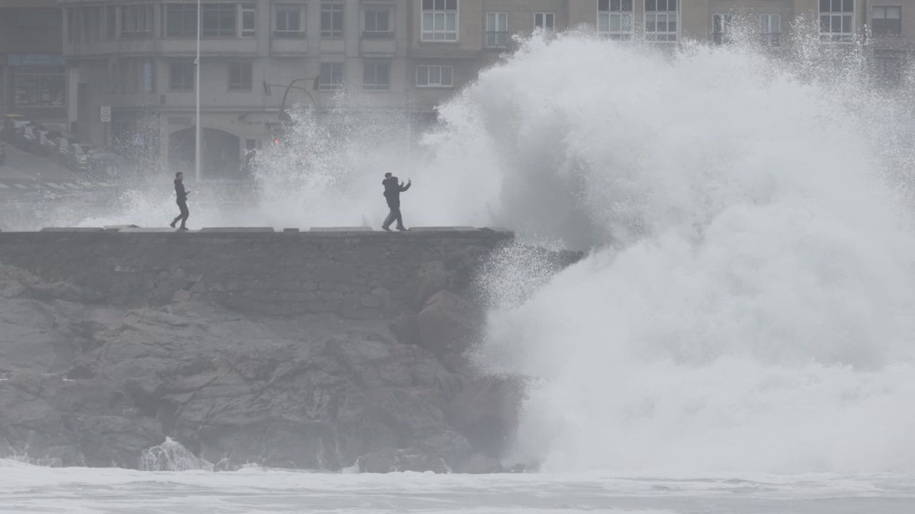 A Coruña, ante el riesgo de inundaciones y alertas meteorológicas: «Los impactos más graves son los del viento y las olas»