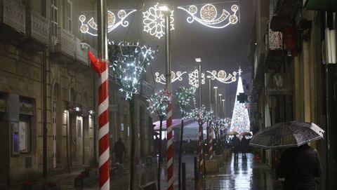 NAVIDAD EN CELANOVA.rboles y farolas, adems de los arcos de luces, estn decorados en las calles de Celanova. A pesar de la lluvia, las luces de Navidad iluminan la vila de san Rosendo