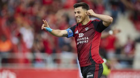 Alberto Reina celebra un gol con el Mirand�s